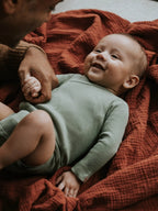 Gerippter Babybody aus 100% Biobaumwolle GOTS zertifiziert und größenverstellbar Farbe sage noch in Gr. 50/56 !