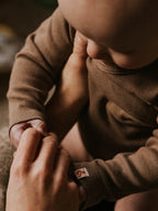 Gerippter Babybody aus 100% Biobaumwolle GOTS zertifiziert und größenverstellbar Farbe woodland noch in Gr. 50/56