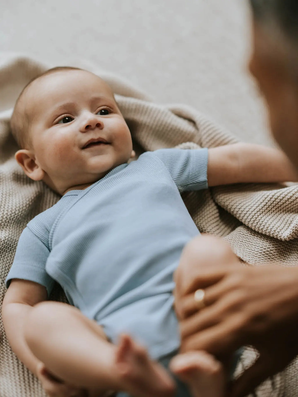 Wickelbody mit kurzen Ärmeln aus 100% Biobaumwolle GOTS zertifiziert und größenverstellbar Farbe breeze