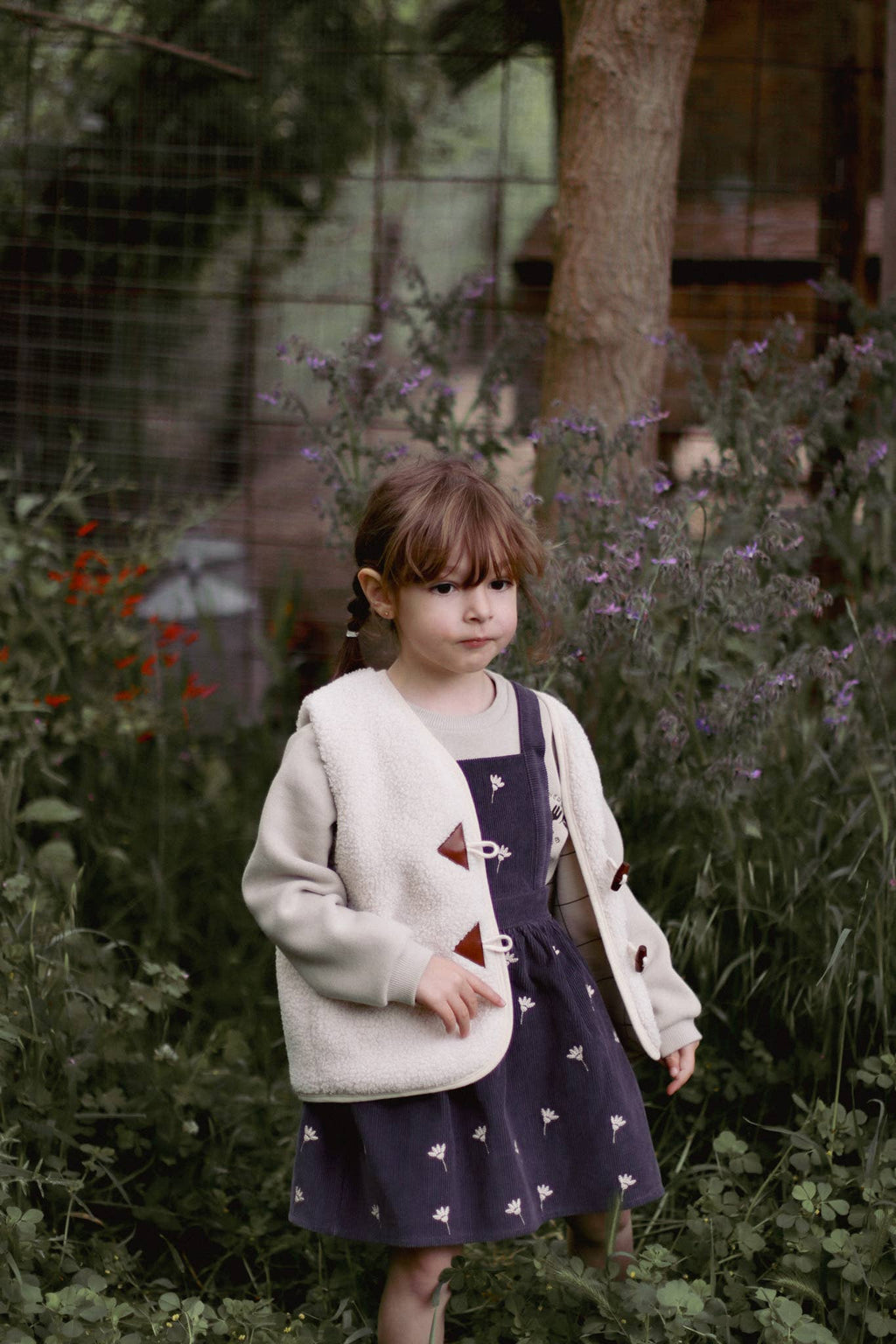 Eli und Nev - Baby Träger Cordkleid mit Blumenstickerei