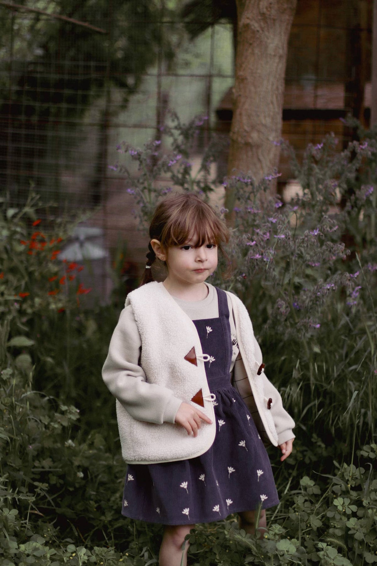 Eli und Nev - Baby Träger Cordkleid mit Blumenstickerei