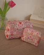 FABLE England Penelope Pinke Kosmetiktasche mit floralem Herzmotiv