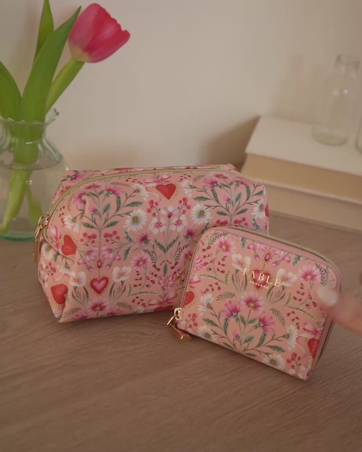 FABLE England Penelope Pinke Kosmetiktasche mit floralem Herzmotiv