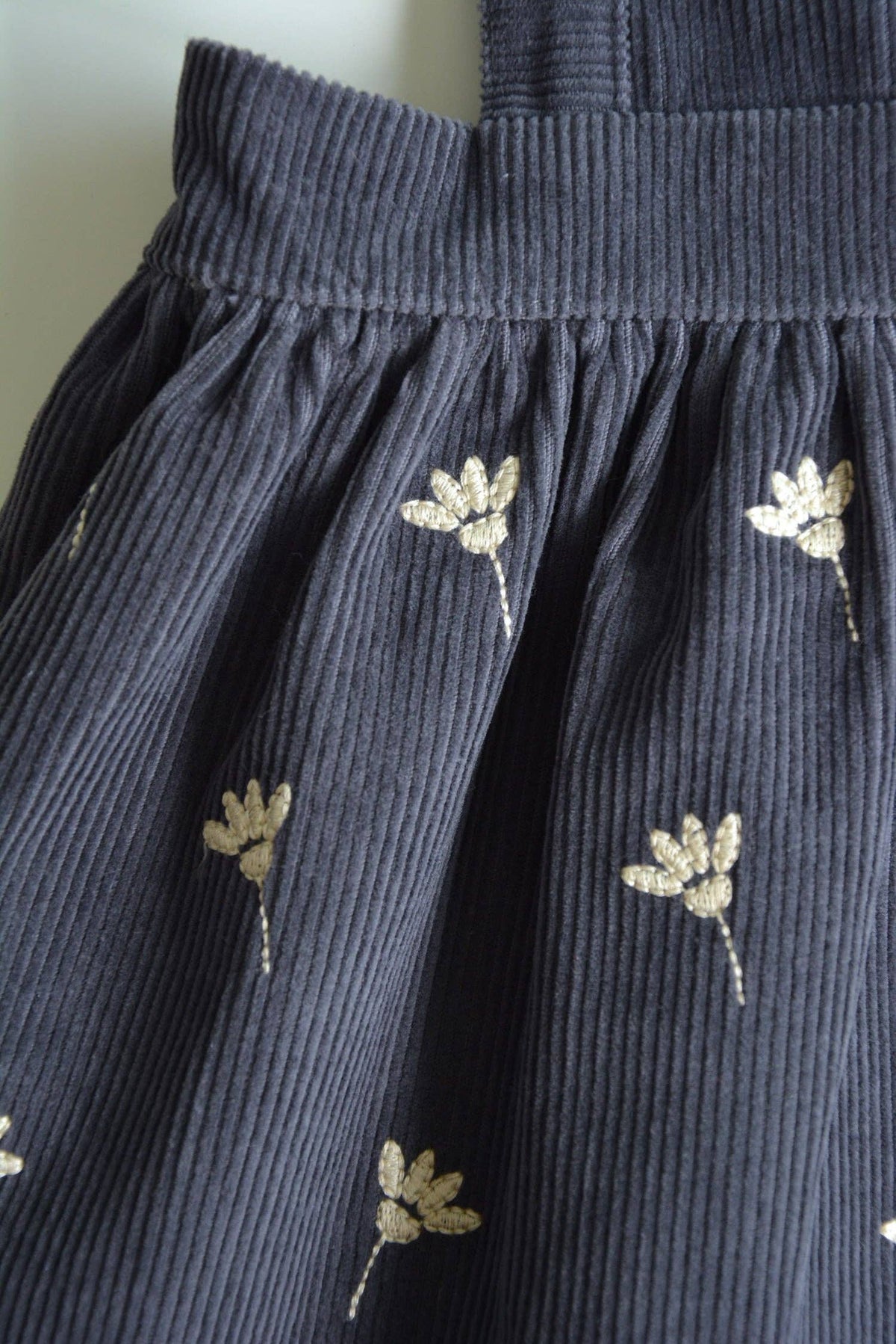 Eli und Nev - Baby Träger Cordkleid mit Blumenstickerei