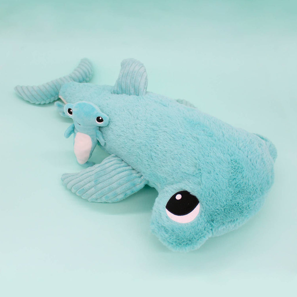 LES PTIPOTOS - 57CM MUM&BABY PLÜSCH HAMMERHAI AQUABLAU