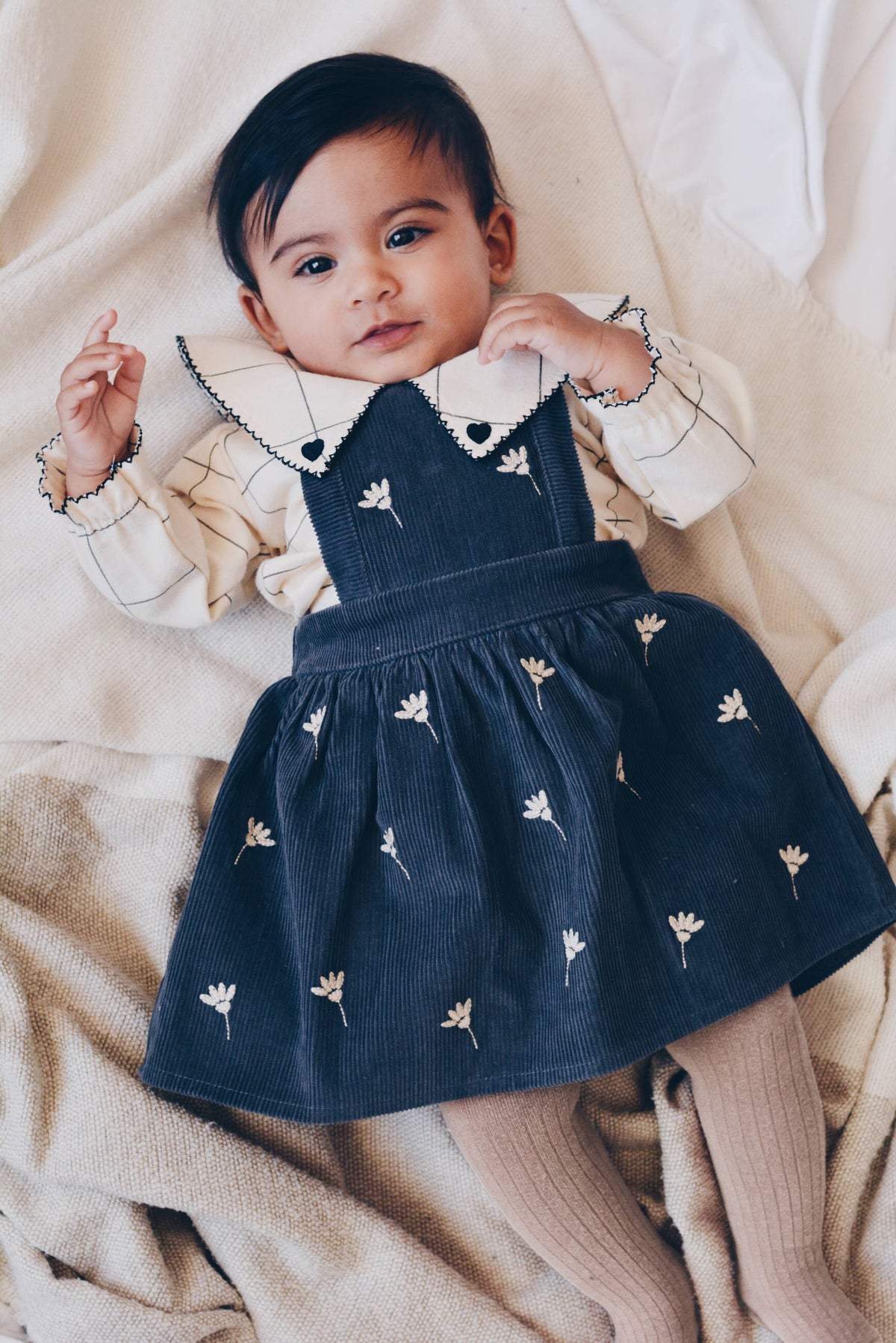 Eli und Nev - Baby Träger Cordkleid mit Blumenstickerei
