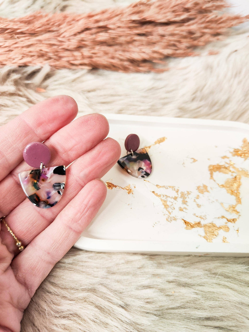 Moderne Lila Statement Ohrringe Mit Silberfarbigem Stecker