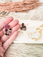 Moderne Lila Statement Ohrringe Mit Silberfarbigem Stecker