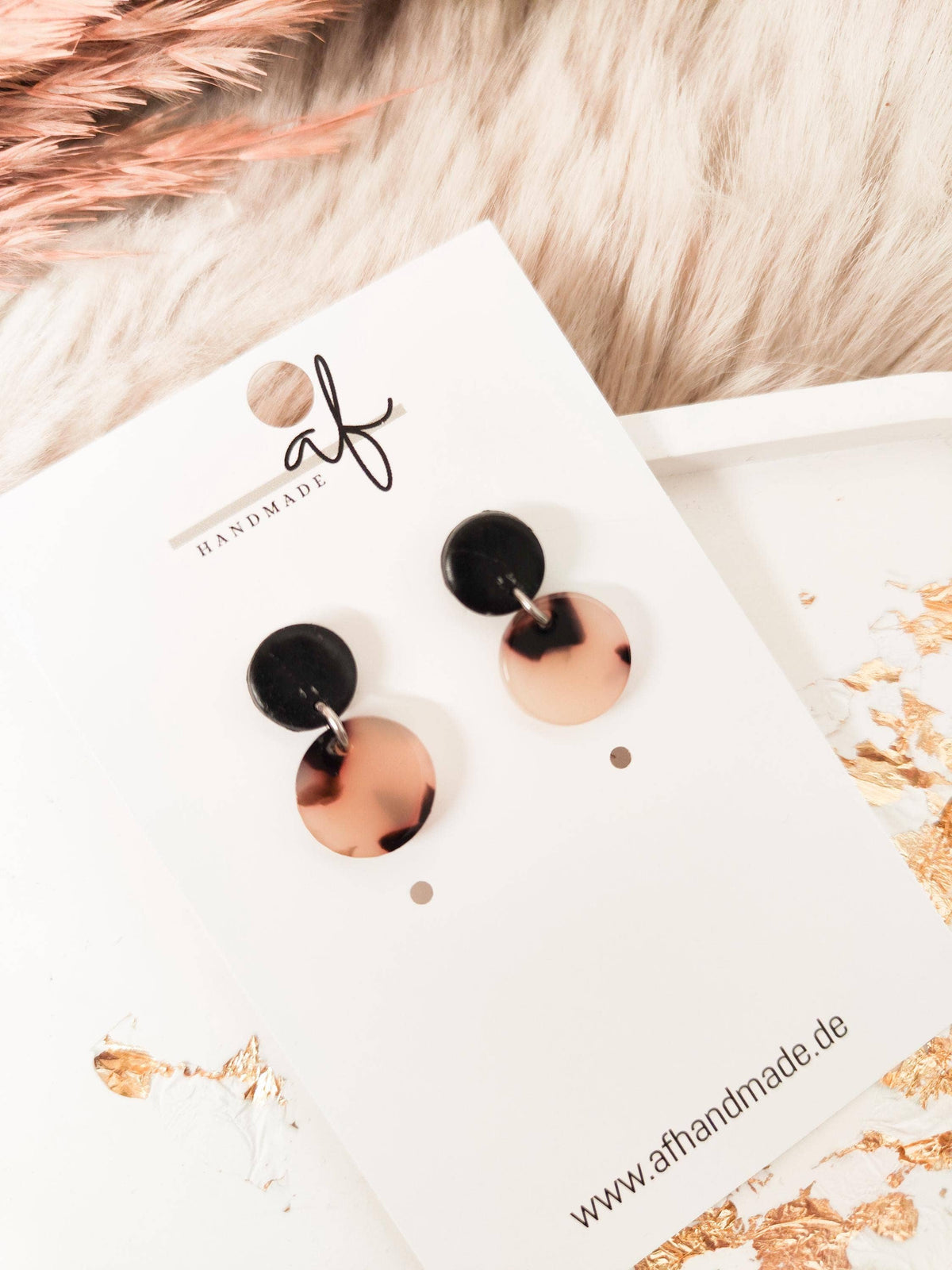 Handmade Ohrringe „Leo“ – Silberfarbiger Stecker