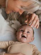 Gerippter Babybody aus 100% Biobaumwolle GOTS zertifiziert und größenverstellbar Farbe dune noch in Gr. 74/80 !