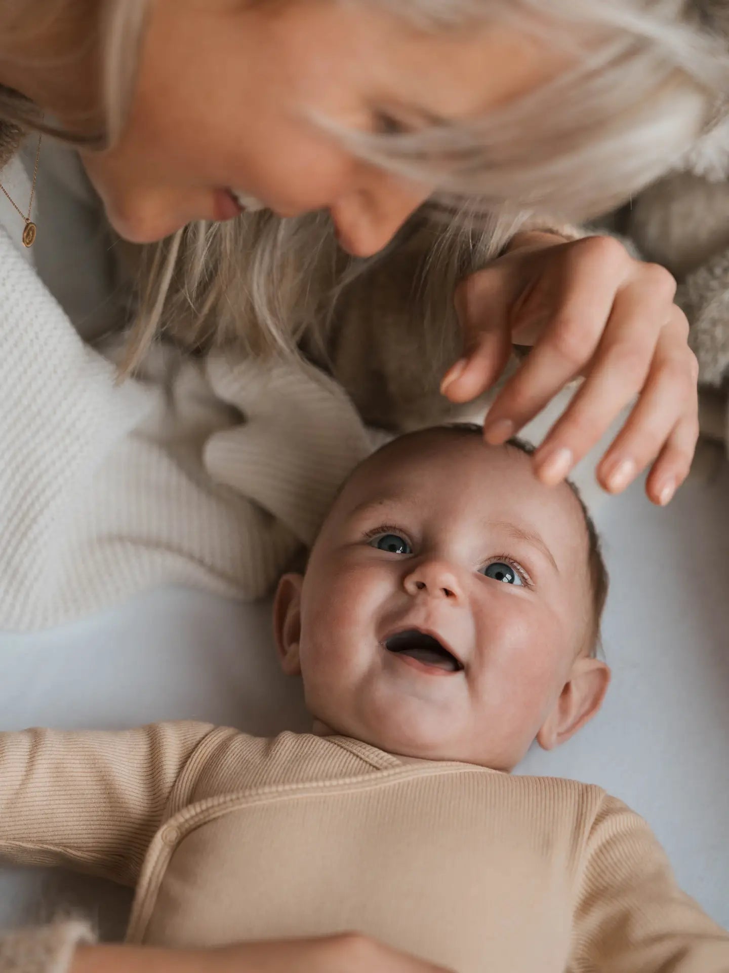 Gerippter Babybody aus 100% Biobaumwolle GOTS zertifiziert und größenverstellbar Farbe dune noch in Gr. 74/80 !