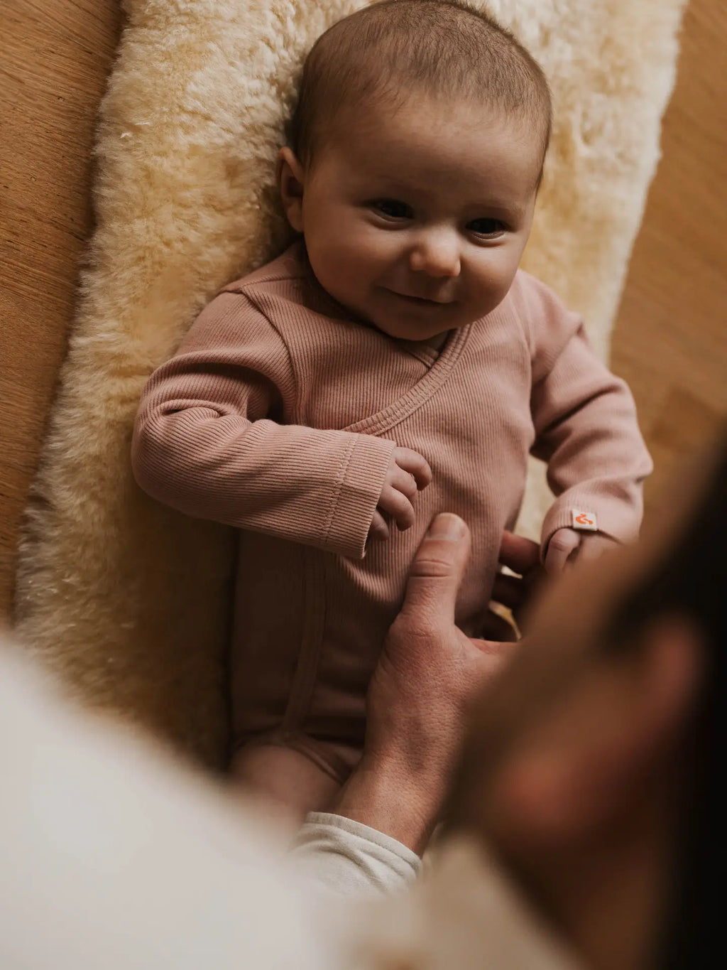 Gerippter Babybody aus 100% Biobaumwolle GOTS zertifiziert und größenverstellbar